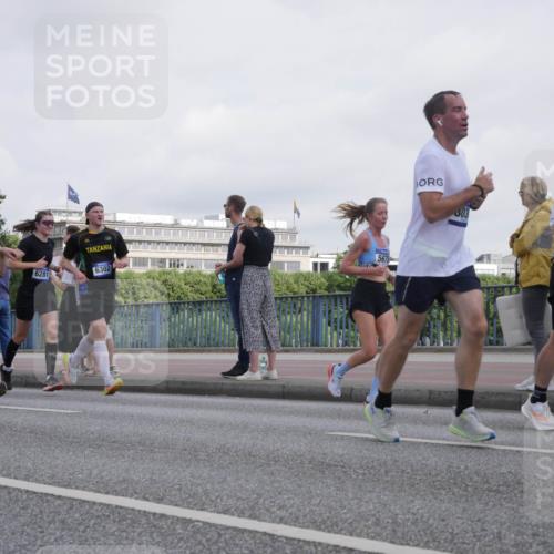 29.06.2025 - hella hamburg halbmarathon Luisa Fischer http://msf.ph/oto/8499793 29.06.2025 10:04:31 Kennedybrücke 7387, 6281, 6302, 5675, 6087, 2167, 2490, 2806, 3663, 3976, 4322, 5675, 6087, 6281, 6302, 8030, 8392, 8822, 10281, 10301, 10576 meine-sportfotos.de