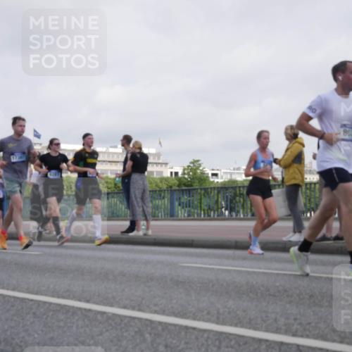 29.06.2025 - hella hamburg halbmarathon Luisa Fischer http://msf.ph/oto/8499797 29.06.2025 10:04:31 Kennedybrücke 17347, 4201, 803, 2167, 2490, 2806, 3663, 3976, 4322, 5675, 6087, 6281, 6302, 8030, 8392, 8822, 10281, 10301, 10576 meine-sportfotos.de