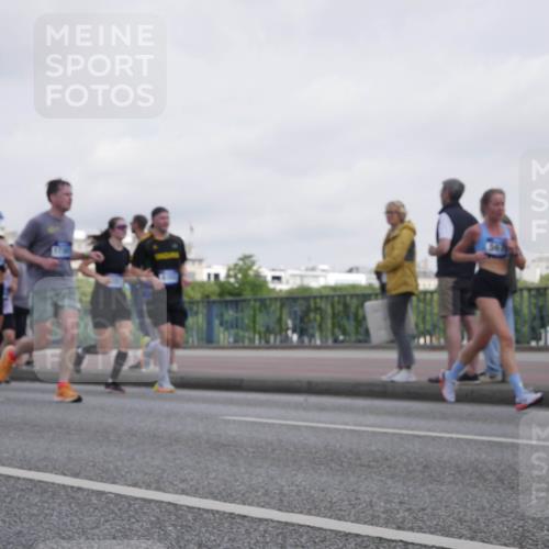 29.06.2025 - hella hamburg halbmarathon Luisa Fischer http://msf.ph/oto/8499801 29.06.2025 10:04:32 Kennedybrücke 2167, 2490, 2806, 3663, 3976, 4322, 5675, 6087, 6281, 6302, 8030, 8392, 8822, 10281, 10301 meine-sportfotos.de