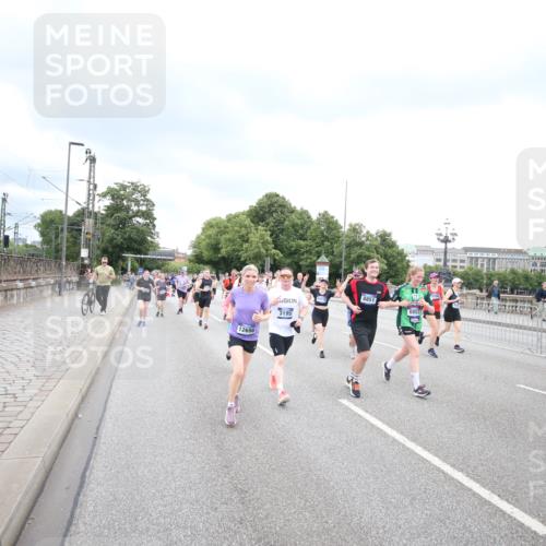 29.06.2025 - hella hamburg halbmarathon Jannik Wohlers http://msf.ph/oto/8499804 29.06.2025 10:56:56 Lombardsbrücke 2041, 2370, 3195, 3388, 3723, 3851, 4086, 4106, 4180, 4485, 4611, 4998, 5316, 5639, 5738, 6053, 7728, 7787, 8035, 8287, 8386, 8540, 8552, 8851, 8853, 9110, 9430, 9670, 9824, 10078, 10913, 10914, 11954, 12306, 12396, 12698, 12799, 12832, 12984, 13048, 13224, 13425, 13427, 13438, 13490, 13513, 13697, 13731, 14146, 14366, 14862, 16007, 18534 meine-sportfotos.de
