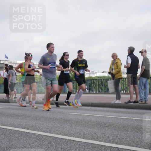 29.06.2025 - hella hamburg halbmarathon Luisa Fischer http://msf.ph/oto/8499805 29.06.2025 10:04:32 Kennedybrücke 1675, 17387, 6281, 6302, 2167, 2490, 2806, 3663, 3976, 4322, 5675, 6087, 6281, 6302, 8030, 8392, 8822, 10281, 10301 meine-sportfotos.de