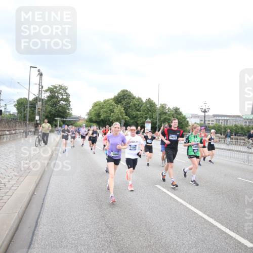 29.06.2025 - hella hamburg halbmarathon Jannik Wohlers http://msf.ph/oto/8499815 29.06.2025 10:56:56 Lombardsbrücke 2041, 2370, 3195, 3388, 3723, 3851, 4086, 4106, 4180, 4485, 4611, 4998, 5316, 5639, 5738, 6053, 7728, 7787, 8035, 8287, 8386, 8540, 8552, 8851, 8853, 9110, 9430, 9670, 9824, 10078, 10913, 10914, 11954, 12306, 12396, 12698, 12799, 12832, 12984, 13048, 13224, 13425, 13427, 13438, 13490, 13513, 13697, 13731, 14146, 14366, 14862, 16007, 18534 meine-sportfotos.de