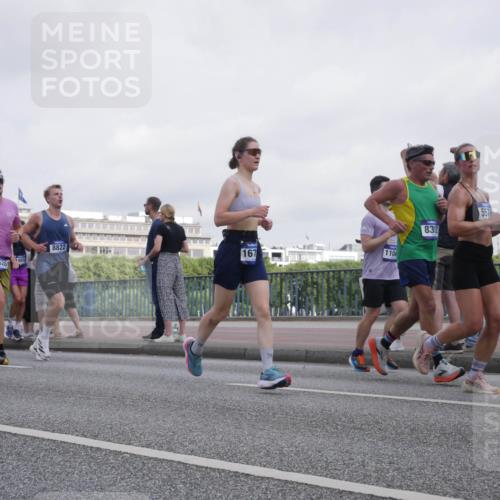 29.06.2025 - hella hamburg halbmarathon Luisa Fischer http://msf.ph/oto/8499817 29.06.2025 10:04:34 Kennedybrücke 13528, 8822, 167, 1104, 832, 5570, 2167, 2806, 2957, 3663, 3976, 4322, 5675, 6281, 0000, 6302, 6921, 7846, 8392, 8578, 8822, 10281, 10301 meine-sportfotos.de