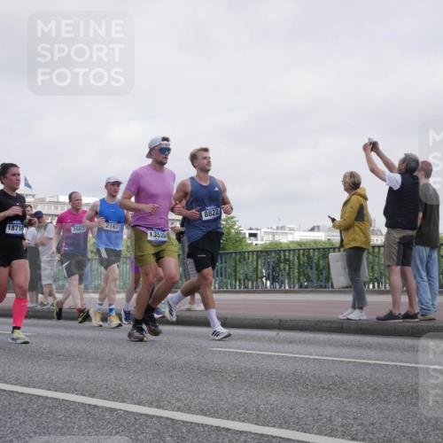 29.06.2025 - hella hamburg halbmarathon Luisa Fischer http://msf.ph/oto/8499826 29.06.2025 10:04:34 Kennedybrücke 10915, 8822, 18716, 3663, 2167, 174, 13528, 18899, 2167, 2806, 2957, 3663, 3976, 4322, 5675, 6281, 0000, 6302, 6921, 7846, 8392, 8578, 8822, 10281, 10301 meine-sportfotos.de