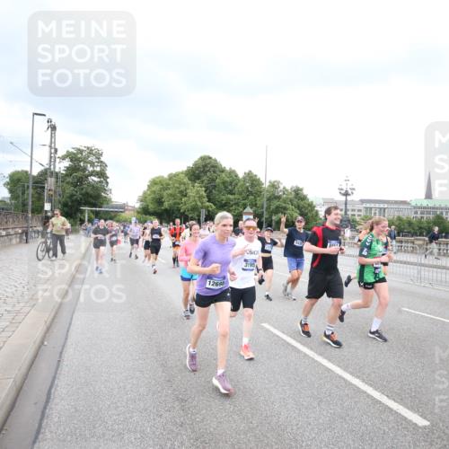 29.06.2025 - hella hamburg halbmarathon Jannik Wohlers http://msf.ph/oto/8499849 29.06.2025 10:56:56 Lombardsbrücke 2041, 2370, 3195, 3388, 3723, 3851, 4086, 4106, 4180, 4485, 4611, 4998, 5316, 5639, 5738, 6053, 7728, 7787, 8035, 8287, 8386, 8540, 8552, 8851, 8853, 9110, 9430, 9670, 9824, 10078, 10913, 10914, 11954, 12306, 12396, 12698, 12799, 12832, 12984, 13048, 13224, 13425, 13427, 13438, 13490, 13513, 13697, 13731, 14146, 14366, 14862, 16007, 18534 meine-sportfotos.de