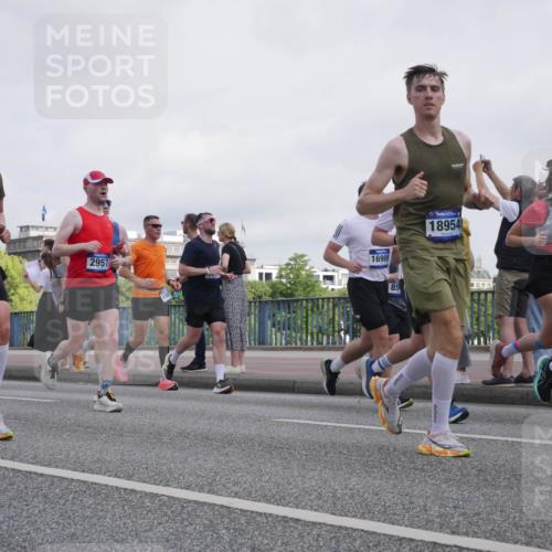29.06.2025 - hella hamburg halbmarathon Luisa Fischer http://msf.ph/oto/8499881 29.06.2025 10:04:42 Kennedybrücke 8232, 2957, 16909, 85, 18954, 178, 127, 1464, 1653, 1722, 1724, 2591, 2806, 2957, 3039, 4322, 5602, 5603, 0000, 6921, 7189, 7223, 7846, 8191, 8578, 8632, 8926, 9230, 10074 meine-sportfotos.de