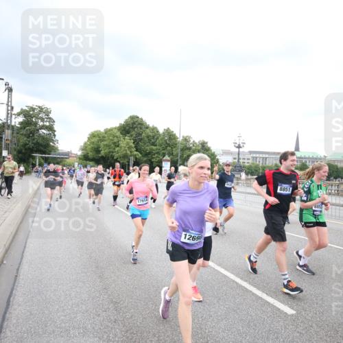 29.06.2025 - hella hamburg halbmarathon Jannik Wohlers http://msf.ph/oto/8499890 29.06.2025 10:56:57 Lombardsbrücke 2041, 2370, 3195, 3388, 3723, 3750, 3851, 4086, 4106, 4180, 4998, 5117, 5316, 5639, 5738, 6827, 7728, 7787, 8035, 8287, 8386, 8540, 8552, 8851, 8853, 8873, 9110, 9430, 9670, 9824, 10078, 10913, 10914, 11954, 12306, 12396, 12698, 12799, 12832, 12984, 13048, 13224, 13425, 13427, 13438, 13490, 13513, 13697, 13731, 14146, 14366, 14862, 16007, 18534 meine-sportfotos.de