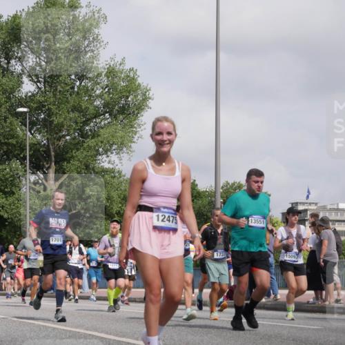 29.06.2025 - hella hamburg halbmarathon Luisa Fischer http://msf.ph/oto/8499903 29.06.2025 10:04:45 Kennedybrücke 5595, 17017, 18717, 12475, 1722, 13551, 15093, 1653, 1464, 1653, 1722, 1724, 2591, 2957, 3039, 5547, 5602, 5603, 0000, 6921, 7189, 7223, 7846, 8191, 8578, 8632, 8926, 9230, 10074 meine-sportfotos.de