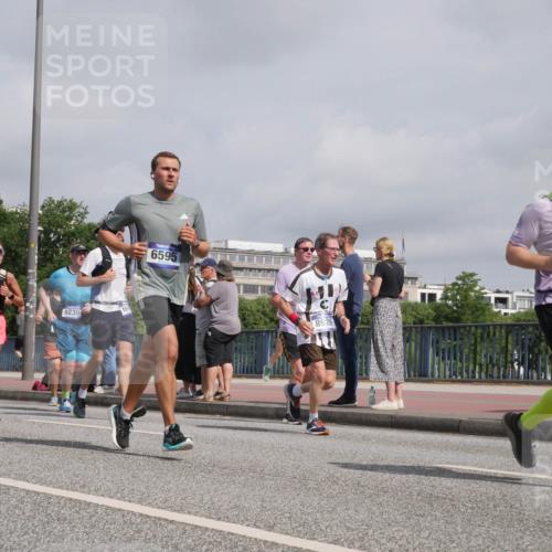 29.06.2025 - hella hamburg halbmarathon Luisa Fischer http://msf.ph/oto/8499933 29.06.2025 10:04:49 Kennedybrücke 5603, 9230, 6595, 8926, 18717, 1464, 1653, 1722, 1724, 2591, 3039, 3199, 5547, 5602, 5603, 6327, 6438, 7189, 7223, 8191, 8926, 9230, 10882 meine-sportfotos.de