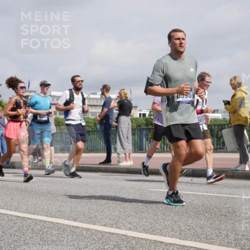 29.06.2025 - hella hamburg halbmarathon Luisa Fischer http://msf.ph/oto/8499939 29.06.2025 10:04:50 Kennedybrücke 1464, 5603, 9230, 164, 6995, 3926, 1464, 1722, 1724, 1881, 2591, 3039, 3199, 5547, 5602, 5603, 6327, 6438, 7189, 7223, 8191, 8926, 9230, 10882 meine-sportfotos.de