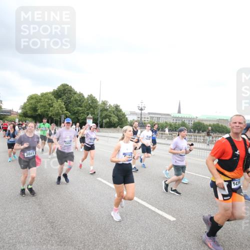 29.06.2025 - hella hamburg halbmarathon Jannik Wohlers http://msf.ph/oto/8499953 29.06.2025 10:57:01 Lombardsbrücke 1643, 2041, 3195, 3385, 3388, 3433, 3723, 3750, 4086, 4106, 4180, 4197, 5117, 5316, 5738, 6827, 6857, 7728, 7787, 8035, 8287, 8386, 8540, 8552, 8851, 8853, 8873, 9110, 9430, 9670, 9824, 10078, 10913, 10914, 12306, 12396, 12698, 12713, 12799, 12819, 12832, 12984, 13048, 13224, 13425, 13427, 13438, 13697, 13731, 14366, 14862, 14944, 14968, 15033, 15288, 15958, 16007, 16130, 18534 meine-sportfotos.de