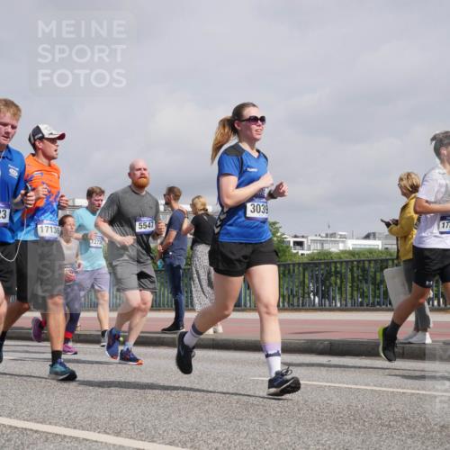 29.06.2025 - hella hamburg halbmarathon Luisa Fischer http://msf.ph/oto/8499960 29.06.2025 10:04:53 Kennedybrücke 21, 7223, 5547, 17136, 12736, 3039, 17739, 1329, 1464, 1881, 2591, 3039, 3199, 4649, 5547, 5602, 5603, 6327, 6438, 7189, 7223, 9230, 10882 meine-sportfotos.de