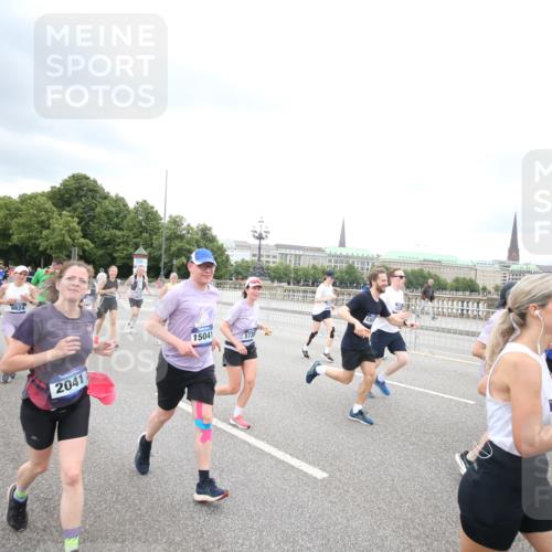 29.06.2025 - hella hamburg halbmarathon Jannik Wohlers http://msf.ph/oto/8499972 29.06.2025 10:57:01 Lombardsbrücke 1643, 2041, 3195, 3385, 3388, 3433, 3723, 3750, 4086, 4106, 4180, 4197, 5117, 5316, 5738, 6827, 6857, 7728, 7787, 8035, 8287, 8386, 8540, 8552, 8851, 8853, 8873, 9110, 9430, 9670, 9824, 10078, 10913, 10914, 12306, 12396, 12698, 12713, 12799, 12819, 12832, 12984, 13048, 13224, 13425, 13427, 13438, 13697, 13731, 14366, 14862, 14944, 14968, 15033, 15288, 15958, 16007, 16130, 18534 meine-sportfotos.de