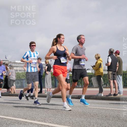 29.06.2025 - hella hamburg halbmarathon Luisa Fischer http://msf.ph/oto/8499981 29.06.2025 10:04:56 Kennedybrücke 17952, 14175, 1417, 12564, 882, 1184, 1329, 1881, 1940, 3199, 4649, 5547, 6327, 6438, 9741, 10882 meine-sportfotos.de