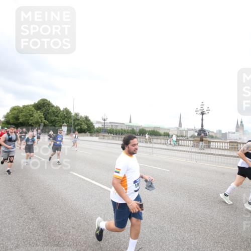 29.06.2025 - hella hamburg halbmarathon Jannik Wohlers http://msf.ph/oto/8500006 29.06.2025 10:57:05 Lombardsbrücke 1643, 2041, 3195, 3385, 3388, 3433, 3750, 4086, 4106, 4180, 4197, 5117, 5632, 5736, 5738, 6827, 6857, 7720, 7728, 8035, 8287, 8386, 8540, 8552, 8708, 8851, 8853, 8873, 9233, 9318, 9430, 9496, 9824, 10078, 10913, 10914, 11947, 12172, 12306, 12396, 12698, 12713, 12799, 12819, 13048, 13131, 13340, 13425, 13427, 13438, 13697, 14256, 14366, 14862, 14944, 14968, 15033, 15288, 15958, 16007, 16130, 18534 meine-sportfotos.de