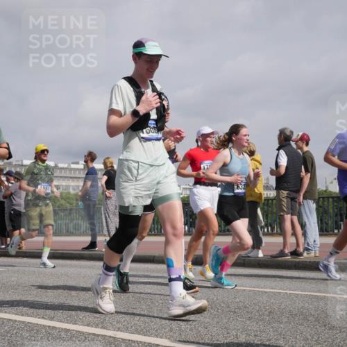 29.06.2025 - hella hamburg halbmarathon Luisa Fischer http://msf.ph/oto/8500014 29.06.2025 10:04:59 Kennedybrücke 16424, 1881, 17, 632, 7952, 1184, 1329, 1364, 1881, 1940, 3199, 4649, 6327, 6438, 9741, 10882 meine-sportfotos.de