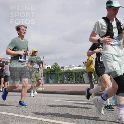 29.06.2025 - hella hamburg halbmarathon Luisa Fischer http://msf.ph/oto/8500017 29.06.2025 10:04:59 Kennedybrücke 4649, 16424, 81, 1, 606, 632, 1184, 1329, 1364, 1881, 1940, 3199, 4649, 6327, 6438, 9741, 10882 meine-sportfotos.de