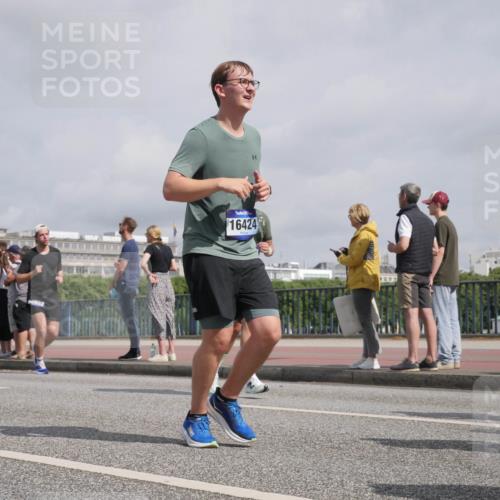 29.06.2025 - hella hamburg halbmarathon Luisa Fischer http://msf.ph/oto/8500020 29.06.2025 10:04:59 Kennedybrücke 17951, 16424, 1184, 1329, 1364, 1881, 1940, 3199, 4649, 6327, 6438, 9741, 10882 meine-sportfotos.de
