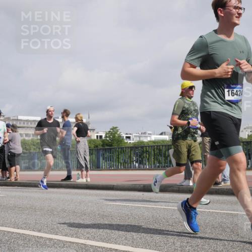 29.06.2025 - hella hamburg halbmarathon Luisa Fischer http://msf.ph/oto/8500025 29.06.2025 10:05:00 Kennedybrücke 17951, 16424, 1184, 1329, 1364, 1881, 1940, 3199, 4649, 6327, 7031, 9741, 10882 meine-sportfotos.de
