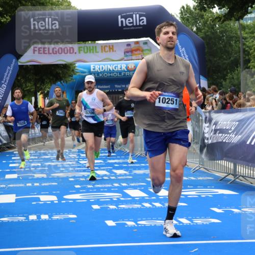 29.06.2025 - hella hamburg halbmarathon Strokosch-Dieckow http://msf.ph/oto/8500029 29.06.2025 10:43:09 Ziel 1675, 4229, 6721, 7026, 7093, 7451, 9833, 10251, 11177, 12153, 12657, 12723, 12776, 12839, 15255, 15706, 16314, 16997, 17177, 18304, 19038 meine-sportfotos.de