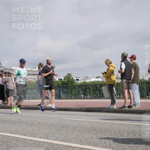29.06.2025 - hella hamburg halbmarathon Luisa Fischer http://msf.ph/oto/8500030 29.06.2025 10:05:00 Kennedybrücke 17951, 31, 1184, 1329, 1364, 1881, 1940, 3199, 4649, 6327, 7031, 9741, 10882 meine-sportfotos.de