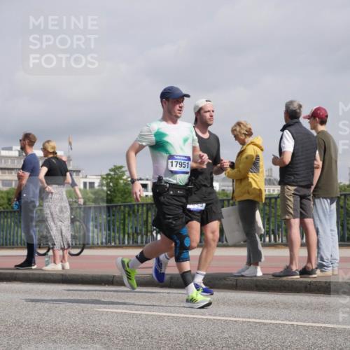 29.06.2025 - hella hamburg halbmarathon Luisa Fischer http://msf.ph/oto/8500033 29.06.2025 10:05:01 Kennedybrücke 17951, 1184, 1329, 1364, 1881, 1940, 4328, 4649, 6327, 7031, 9156, 9353, 9741, 10177 meine-sportfotos.de