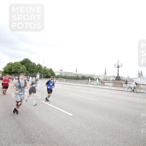 29.06.2025 - hella hamburg halbmarathon Jannik Wohlers http://msf.ph/oto/8500034 29.06.2025 10:57:06 Lombardsbrücke 1265, 1643, 2041, 3385, 3388, 3433, 3750, 4180, 4197, 5117, 5632, 5736, 5738, 6827, 6857, 7720, 7728, 8035, 8287, 8386, 8540, 8552, 8708, 8853, 8873, 9233, 9318, 9430, 9496, 9824, 10078, 10913, 10914, 11947, 12172, 12306, 12396, 12713, 12799, 12819, 13048, 13131, 13340, 13425, 13427, 13438, 13697, 14256, 14366, 14862, 14944, 14968, 15033, 15288, 15958, 16007, 16130, 18534 meine-sportfotos.de