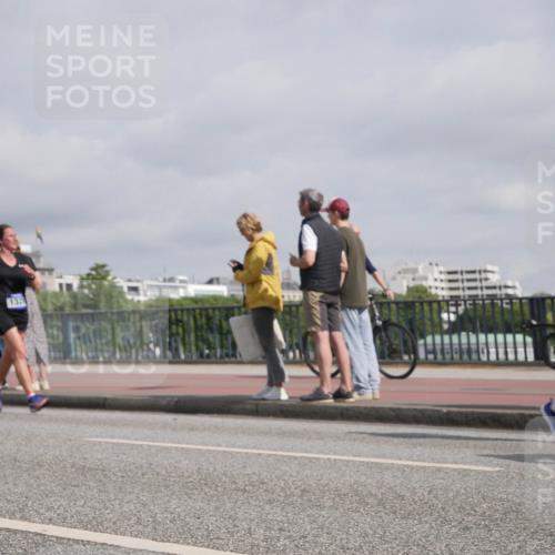 29.06.2025 - hella hamburg halbmarathon Luisa Fischer http://msf.ph/oto/8500044 29.06.2025 10:05:03 Kennedybrücke 132, 1184, 1329, 1364, 1729, 1881, 1940, 4328, 4649, 7031, 9156, 9353, 9741, 10177 meine-sportfotos.de
