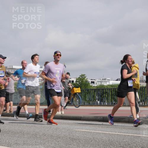 29.06.2025 - hella hamburg halbmarathon Luisa Fischer http://msf.ph/oto/8500048 29.06.2025 10:05:04 Kennedybrücke 13796, 14677, 1197, 41, 132, 1184, 1329, 1364, 1729, 1940, 4328, 4649, 7031, 9156, 9353, 9741, 10177 meine-sportfotos.de