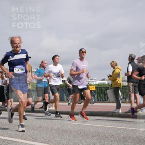 29.06.2025 - hella hamburg halbmarathon Luisa Fischer http://msf.ph/oto/8500049 29.06.2025 10:05:04 Kennedybrücke 11554, 13796, 1938, 9741, 75753, 132, 1184, 1329, 1364, 1729, 1940, 4328, 4649, 7031, 9156, 9353, 9741, 10177 meine-sportfotos.de
