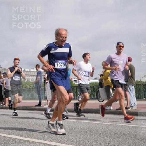 29.06.2025 - hella hamburg halbmarathon Luisa Fischer http://msf.ph/oto/8500052 29.06.2025 10:05:05 Kennedybrücke 16540, 11554, 13796, 9741, 1184, 1329, 1364, 1729, 1940, 3169, 4286, 4328, 4649, 7031, 9156, 9353, 9741, 10177 meine-sportfotos.de