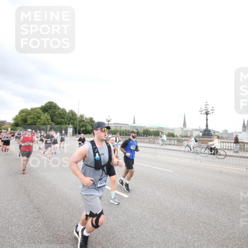 29.06.2025 - hella hamburg halbmarathon Jannik Wohlers http://msf.ph/oto/8500066 29.06.2025 10:57:07 Lombardsbrücke 1242, 1265, 1643, 2041, 3385, 3388, 3433, 3750, 3954, 4180, 4197, 4830, 5117, 5632, 5736, 5738, 6827, 6857, 7720, 7728, 8035, 8287, 8386, 8540, 8552, 8708, 8873, 9233, 9318, 9430, 9496, 9607, 9824, 10078, 10913, 10914, 11947, 12172, 12306, 12396, 12713, 12799, 12819, 13131, 13340, 13425, 13427, 13438, 13697, 14256, 14366, 14862, 14944, 14968, 15033, 15288, 15958, 16007, 16130, 18534 meine-sportfotos.de