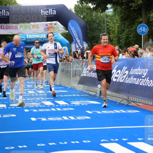 29.06.2025 - hella hamburg halbmarathon Strokosch-Dieckow http://msf.ph/oto/8500076 29.06.2025 10:53:27 Ziel 1030, 1061, 1098, 1499, 1727, 1783, 2070, 2354, 3399, 5866, 6198, 6628, 6629, 6942, 8651, 11068, 12490, 12909, 13912, 13997, 15113, 15497, 15838, 17710, 18134, 18450, 18612 meine-sportfotos.de