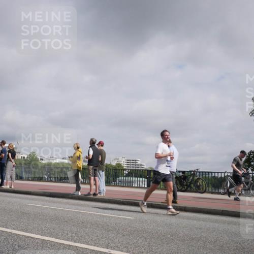 29.06.2025 - hella hamburg halbmarathon Luisa Fischer http://msf.ph/oto/8500078 29.06.2025 10:05:08 Kennedybrücke 1364, 432, 1654, 1184, 1364, 1453, 1729, 1940, 3169, 4286, 4328, 7031, 9156, 9353, 9741, 10177 meine-sportfotos.de
