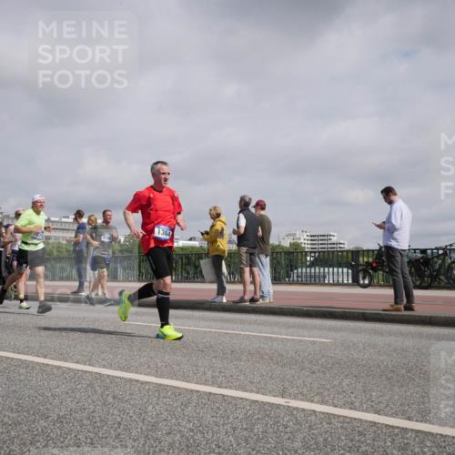 29.06.2025 - hella hamburg halbmarathon Luisa Fischer http://msf.ph/oto/8500085 29.06.2025 10:05:09 Kennedybrücke 1364, 1184, 1364, 1453, 1729, 1940, 3169, 4286, 4328, 6322, 7031, 9156, 9353, 9741, 10177 meine-sportfotos.de