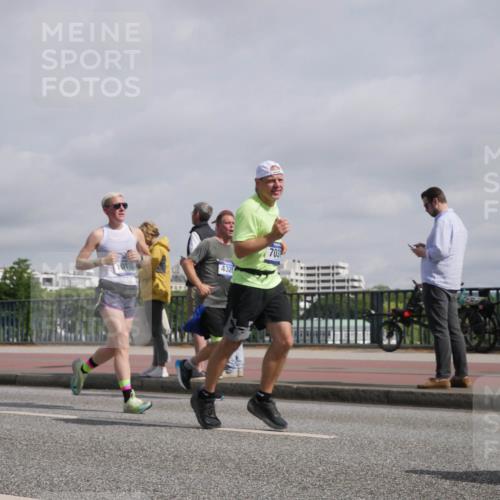 29.06.2025 - hella hamburg halbmarathon Luisa Fischer http://msf.ph/oto/8500098 29.06.2025 10:05:10 Kennedybrücke 432, 703, 1364, 1453, 1729, 3169, 4286, 4328, 6322, 7031, 9156, 9353, 10177 meine-sportfotos.de