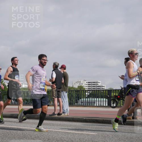 29.06.2025 - hella hamburg halbmarathon Luisa Fischer http://msf.ph/oto/8500103 29.06.2025 10:05:11 Kennedybrücke 1924, 1729, 16420, 1663, 1807, 101, 4328, 1364, 1453, 1729, 3169, 4286, 4328, 6322, 7031, 9156, 9353, 10177 meine-sportfotos.de