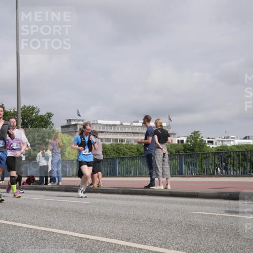 29.06.2025 - hella hamburg halbmarathon Luisa Fischer http://msf.ph/oto/8500118 29.06.2025 10:05:13 Kennedybrücke 18555, 4286, 316, 1432, 1453, 1729, 2323, 3169, 4286, 4328, 5763, 6322, 7031, 9156, 9353, 9928, 10177 meine-sportfotos.de