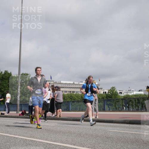 29.06.2025 - hella hamburg halbmarathon Luisa Fischer http://msf.ph/oto/8500124 29.06.2025 10:05:14 Kennedybrücke 18555, 3169, 1432, 1453, 1729, 2322, 2323, 3169, 4286, 4328, 5763, 6322, 7243, 9156, 9353, 9928, 10177 meine-sportfotos.de