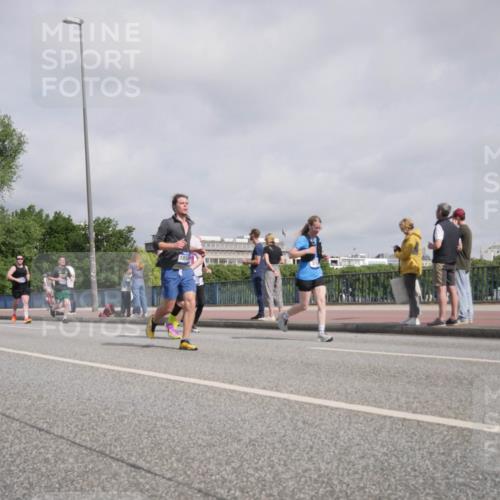 29.06.2025 - hella hamburg halbmarathon Luisa Fischer http://msf.ph/oto/8500130 29.06.2025 10:05:14 Kennedybrücke 1855, 1432, 1453, 1729, 2322, 2323, 3169, 4286, 4328, 5763, 6322, 7243, 9156, 9353, 9928, 10177 meine-sportfotos.de