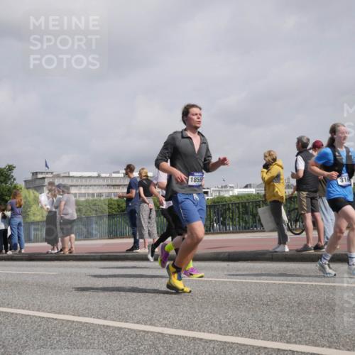 29.06.2025 - hella hamburg halbmarathon Luisa Fischer http://msf.ph/oto/8500138 29.06.2025 10:05:15 Kennedybrücke 1600, 1855, 316, 1432, 1453, 1729, 2322, 2323, 3169, 4286, 4663, 5763, 6322, 7243, 9928 meine-sportfotos.de