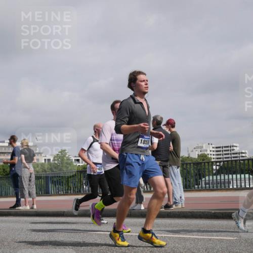 29.06.2025 - hella hamburg halbmarathon Luisa Fischer http://msf.ph/oto/8500140 29.06.2025 10:05:16 Kennedybrücke 45, 1855, 31, 1432, 1453, 2322, 2323, 3169, 4286, 4663, 5763, 6322, 7243, 9020, 9928 meine-sportfotos.de