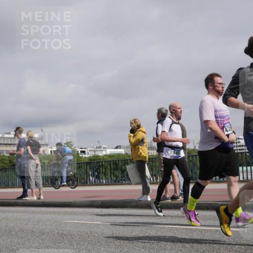 29.06.2025 - hella hamburg halbmarathon Luisa Fischer http://msf.ph/oto/8500143 29.06.2025 10:05:16 Kennedybrücke 145, 428, 1855, 1432, 1453, 2322, 2323, 3169, 4286, 4663, 5763, 6322, 7243, 9020, 9928 meine-sportfotos.de