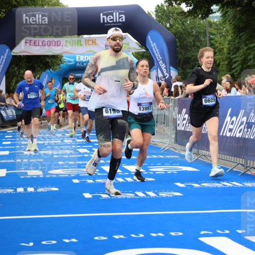 29.06.2025 - hella hamburg halbmarathon Strokosch-Dieckow http://msf.ph/oto/8500152 29.06.2025 10:53:25 Ziel 1061, 1098, 1499, 1683, 1727, 2070, 2354, 4065, 5866, 6198, 6629, 6942, 8651, 11068, 11844, 12490, 12909, 13912, 13997, 15113, 15497, 15681, 15838, 17710, 18134, 18450, 18612, 18901 meine-sportfotos.de