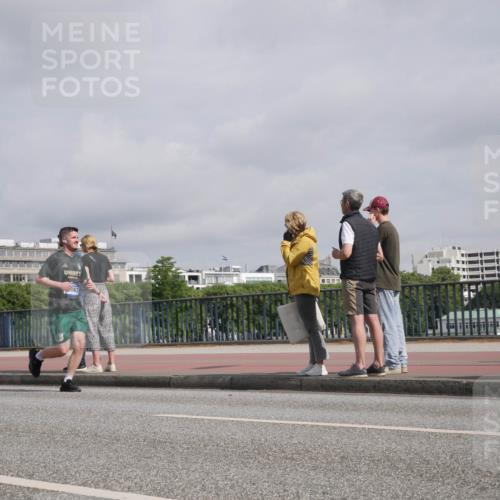 29.06.2025 - hella hamburg halbmarathon Luisa Fischer http://msf.ph/oto/8500153 29.06.2025 10:05:17 Kennedybrücke 12781, 067, 1432, 1453, 2322, 2323, 3169, 4286, 4663, 5763, 6322, 7243, 9020, 9021, 9928 meine-sportfotos.de