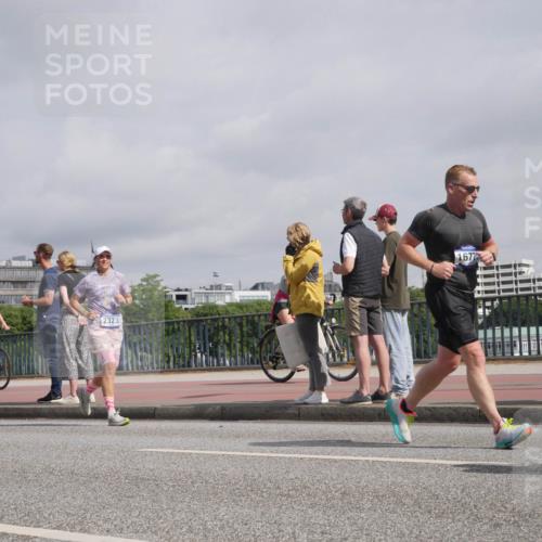29.06.2025 - hella hamburg halbmarathon Luisa Fischer http://msf.ph/oto/8500178 29.06.2025 10:05:21 Kennedybrücke 1432, 2323, 1677, 1128, 1432, 1733, 2322, 2323, 4663, 4985, 5763, 6322, 6860, 7243, 9020, 9021, 9928, 10866 meine-sportfotos.de