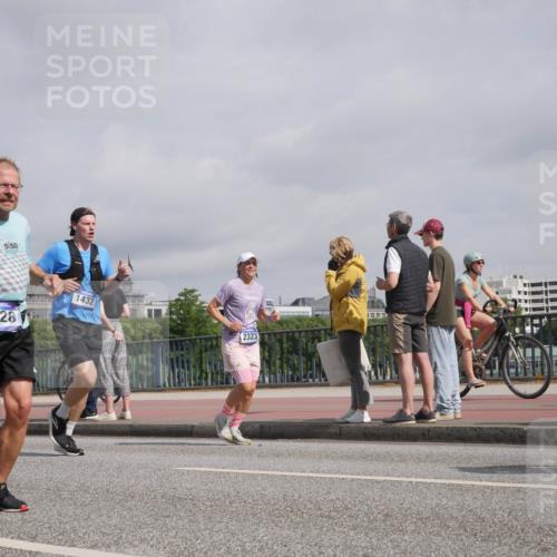 29.06.2025 - hella hamburg halbmarathon Luisa Fischer http://msf.ph/oto/8500180 29.06.2025 10:05:21 Kennedybrücke 5150, 28, 12491, 1432, 2323, 1128, 1432, 1733, 2322, 2323, 4663, 4985, 5763, 6322, 6860, 7243, 9020, 9021, 9928, 10866 meine-sportfotos.de