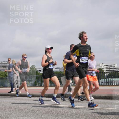 29.06.2025 - hella hamburg halbmarathon Luisa Fischer http://msf.ph/oto/8500201 29.06.2025 10:05:24 Kennedybrücke 4663, 18130, 72, 5763, 2322, 1128, 1254, 1432, 1733, 2322, 2323, 3780, 4663, 4985, 5763, 6708, 6860, 7049, 7243, 9020, 9021, 9928, 10866 meine-sportfotos.de