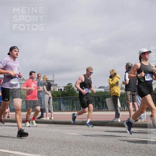 29.06.2025 - hella hamburg halbmarathon Luisa Fischer http://msf.ph/oto/8500203 29.06.2025 10:05:24 Kennedybrücke 9021, 12375, 14574, 1663, 18130, 724, 1128, 1254, 1432, 1733, 2322, 2323, 3780, 4663, 4985, 5763, 6708, 6860, 7049, 7243, 9020, 9021, 9928, 10866 meine-sportfotos.de