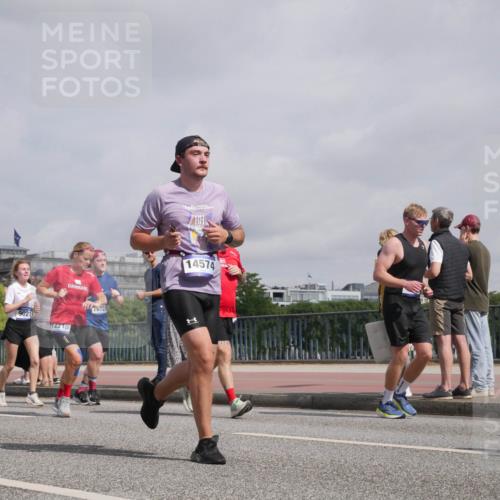 29.06.2025 - hella hamburg halbmarathon Luisa Fischer http://msf.ph/oto/8500208 29.06.2025 10:05:25 Kennedybrücke 9020, 9021, 12315, 16723, 14574, 1, 1128, 1254, 1432, 1733, 2322, 2323, 3780, 4663, 4985, 5742, 5763, 6708, 6860, 7049, 7243, 9020, 9021, 9928, 10866 meine-sportfotos.de